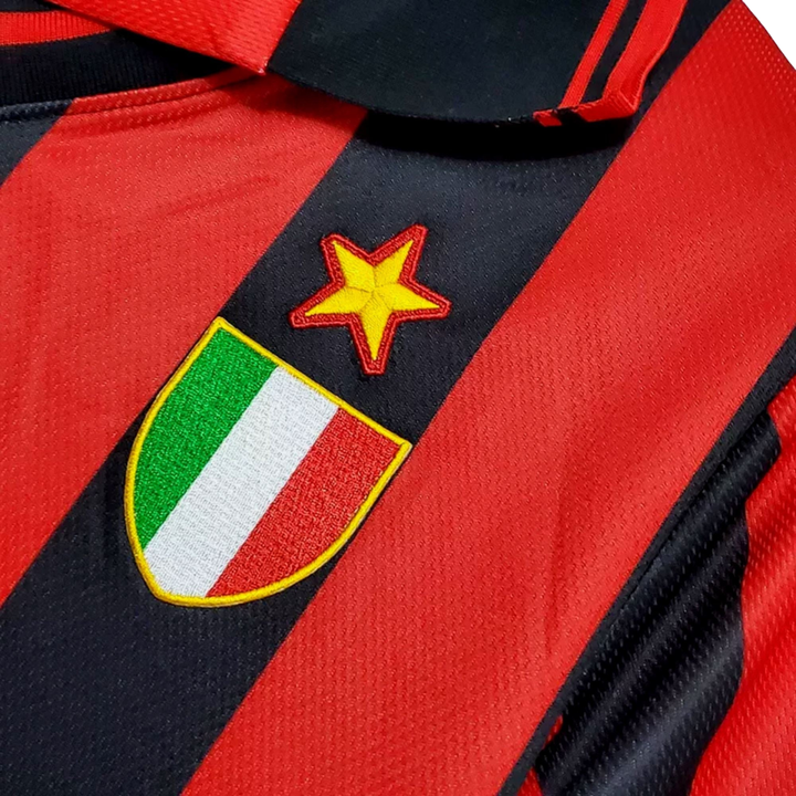 Tricolour shield and gold star on the AC Milan 1996/97 home retro jersey - ITASPORT