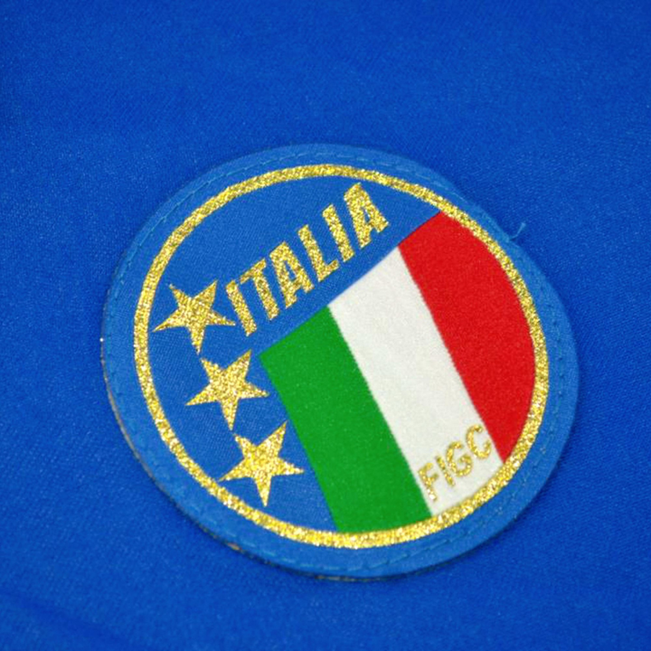 Circular Italia crest with Italian flag detail on the Italy 1990 home retro jersey - ITASPORT
